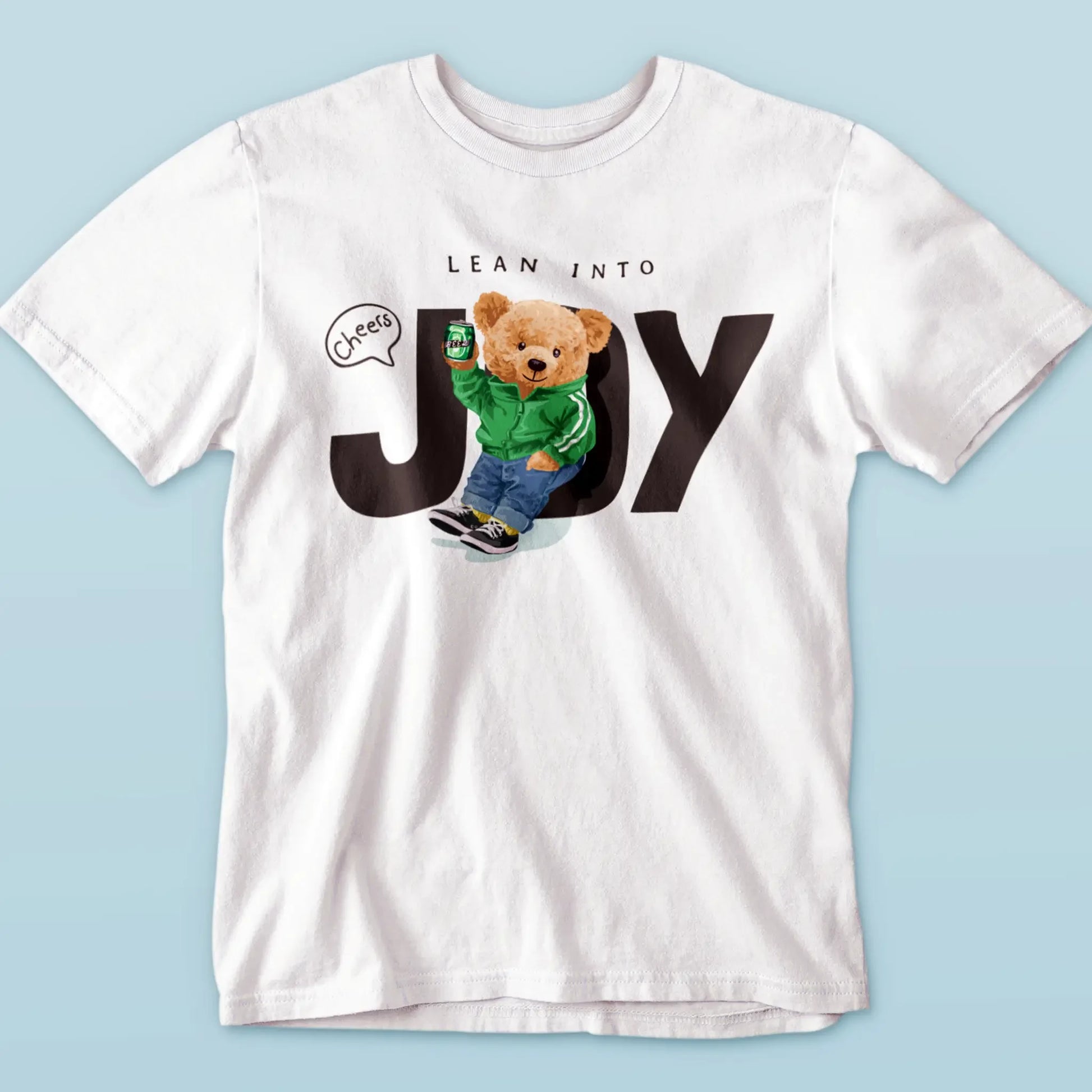 White t-shirt with joyful teddy raising a cheers – Λευκό μπλουζάκι με χαρούμενο teddy που κάνει cheers.