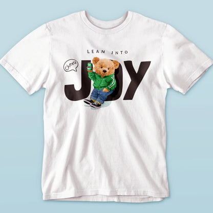 White t-shirt with joyful teddy raising a cheers – Λευκό μπλουζάκι με χαρούμενο teddy που κάνει cheers.