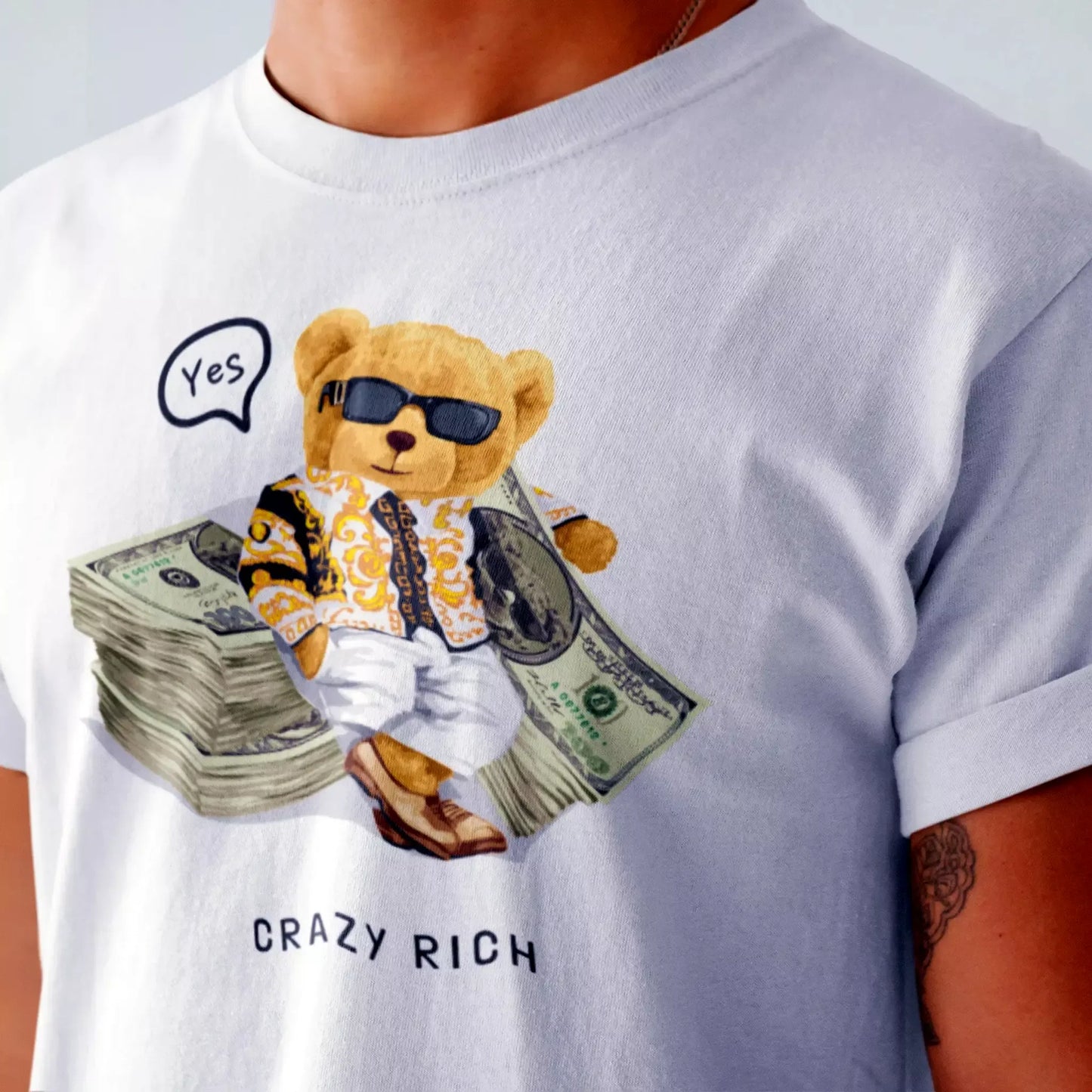 White t-shirt with millionaire teddy graphic holding cash bundles – Λευκό t-shirt με σχέδιο εκατομμυριούχου teddy που κρατά δεσμίδες χρημάτων