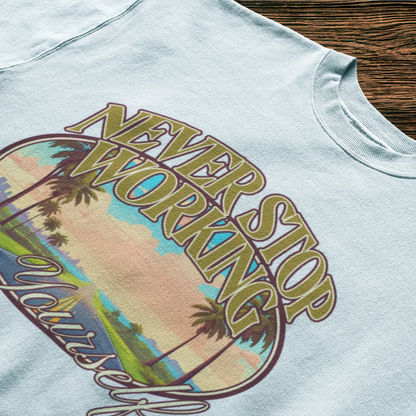 White t-shirt with never stop growing quote and scenic road – Λευκό μπλουζάκι με το μήνυμα “ποτέ μην σταματάς να εξελίσσεσαι” και γραφικό δρόμου