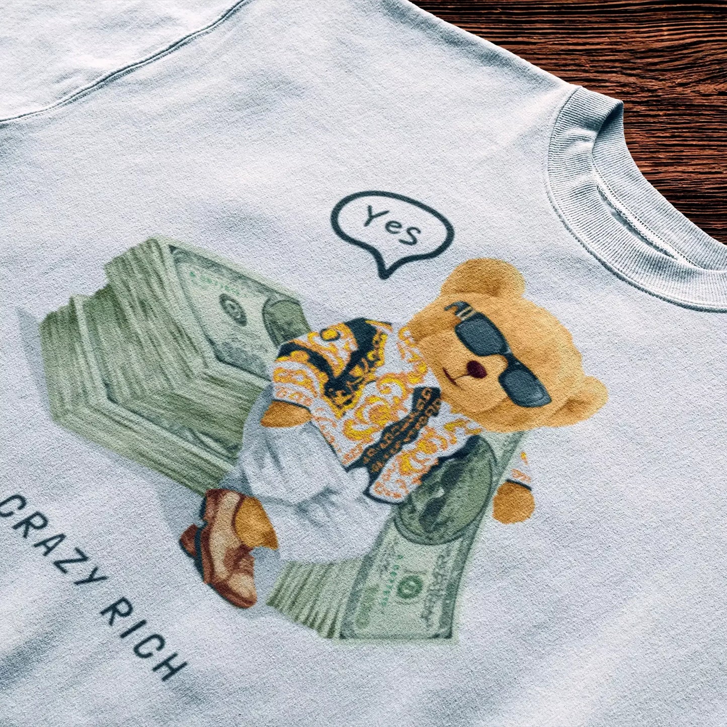 White t-shirt with rich teddy flexing his luxury lifestyle – Άσπρο μπλουζάκι με teddy που δείχνει την πολυτελή του ζωή