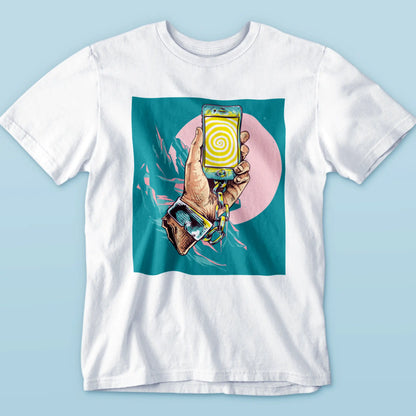 White tee featuring digital addiction artwork με smartphone και αλυσίδα design - Λευκό t-shirt με social media awareness print