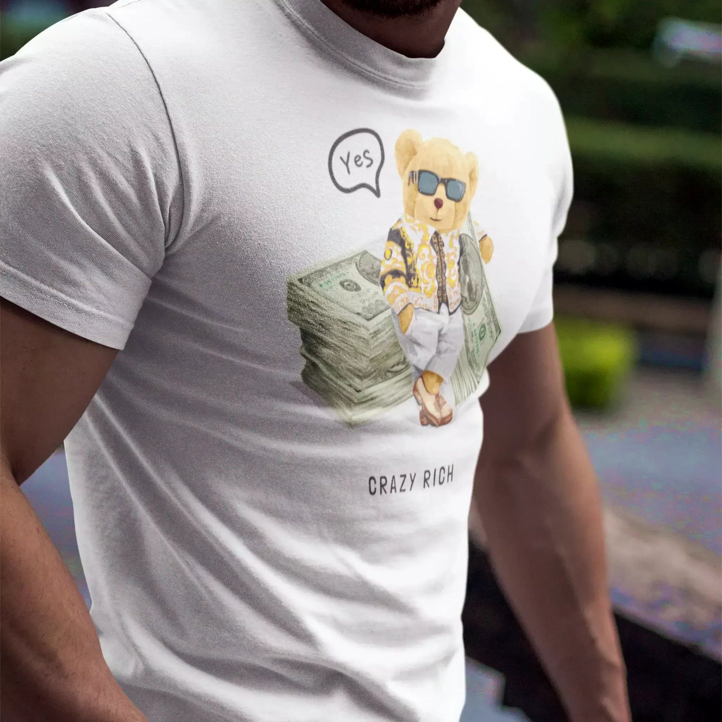 White tee featuring luxury teddy in suit with money, ideal for street flex – Λευκό μπλουζάκι με αρκουδάκι σε κοστούμι και χρήματα, τέλειο για street εμφάνιση