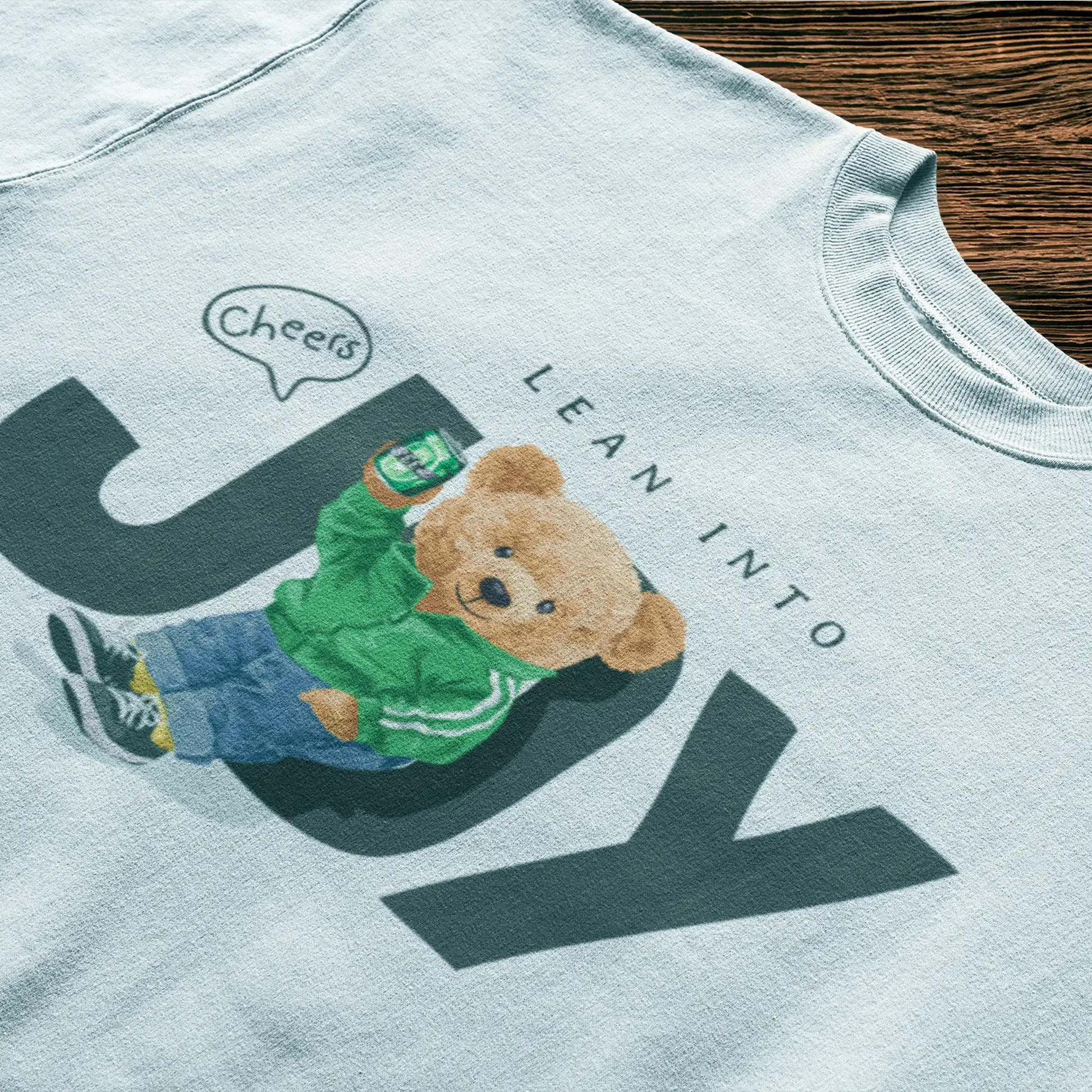 White tee with funny teddy bear design – Λευκό μπλουζάκι με αστείο teddy bear σε casual look.