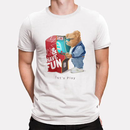 White tee with gaming teddy standing next to a red arcade machine – Λευκή μπλούζα με αρκουδάκι δίπλα σε κόκκινη παιχνιδομηχανή.