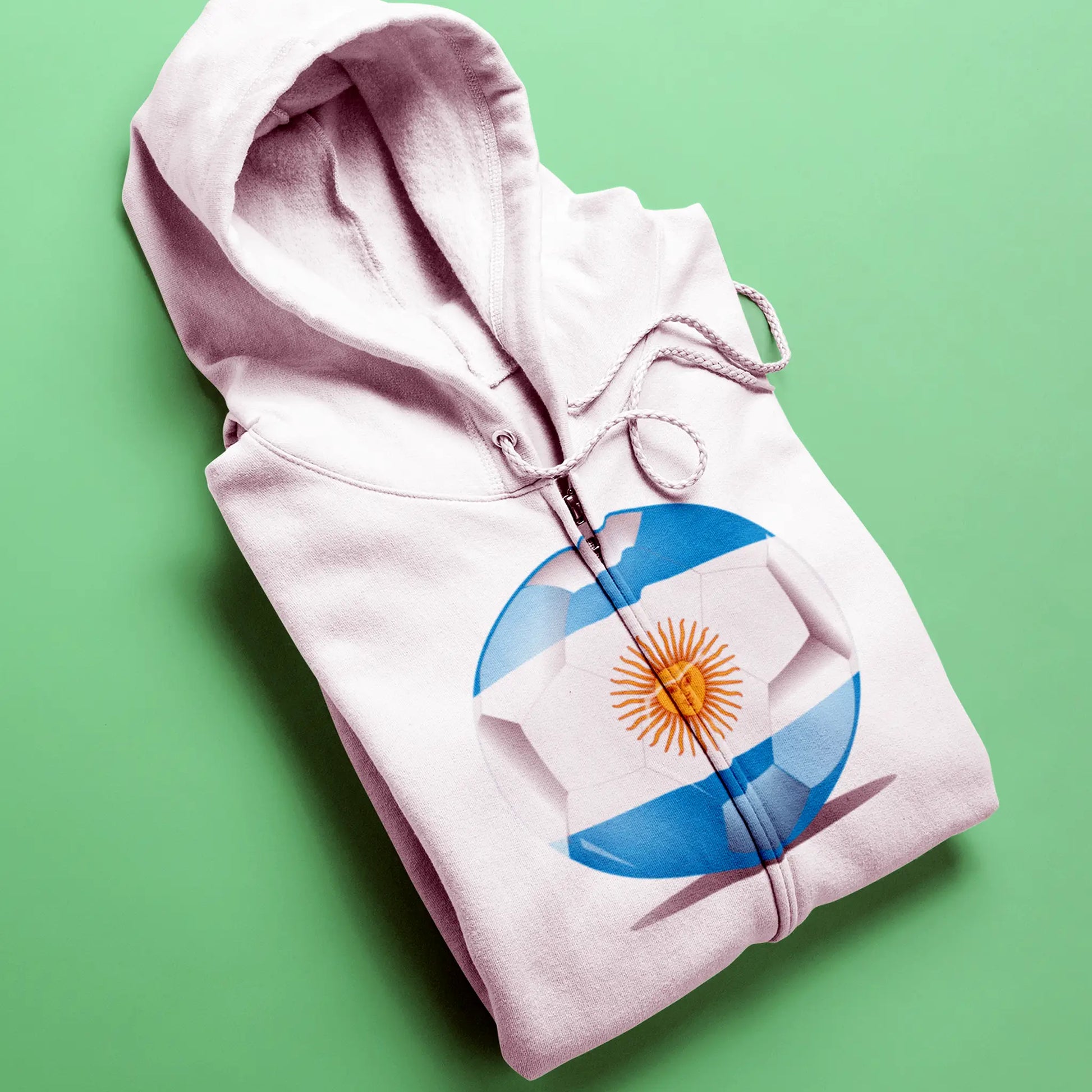 White tones on a zip hoodie elevate Argentina’s vibrant energy – Οι ανοιχτοί λευκοί τόνοι αναδεικνύουν την έντονη ποδοσφαιρική ενέργεια της Αργεντινής
