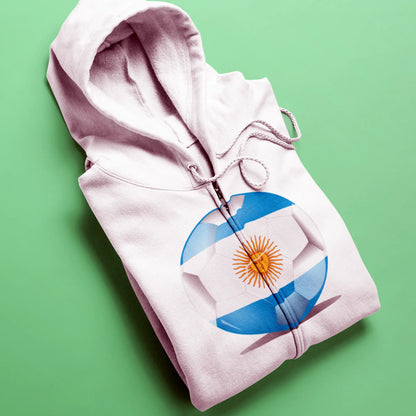 White tones on a zip hoodie elevate Argentina’s vibrant energy – Οι ανοιχτοί λευκοί τόνοι αναδεικνύουν την έντονη ποδοσφαιρική ενέργεια της Αργεντινής