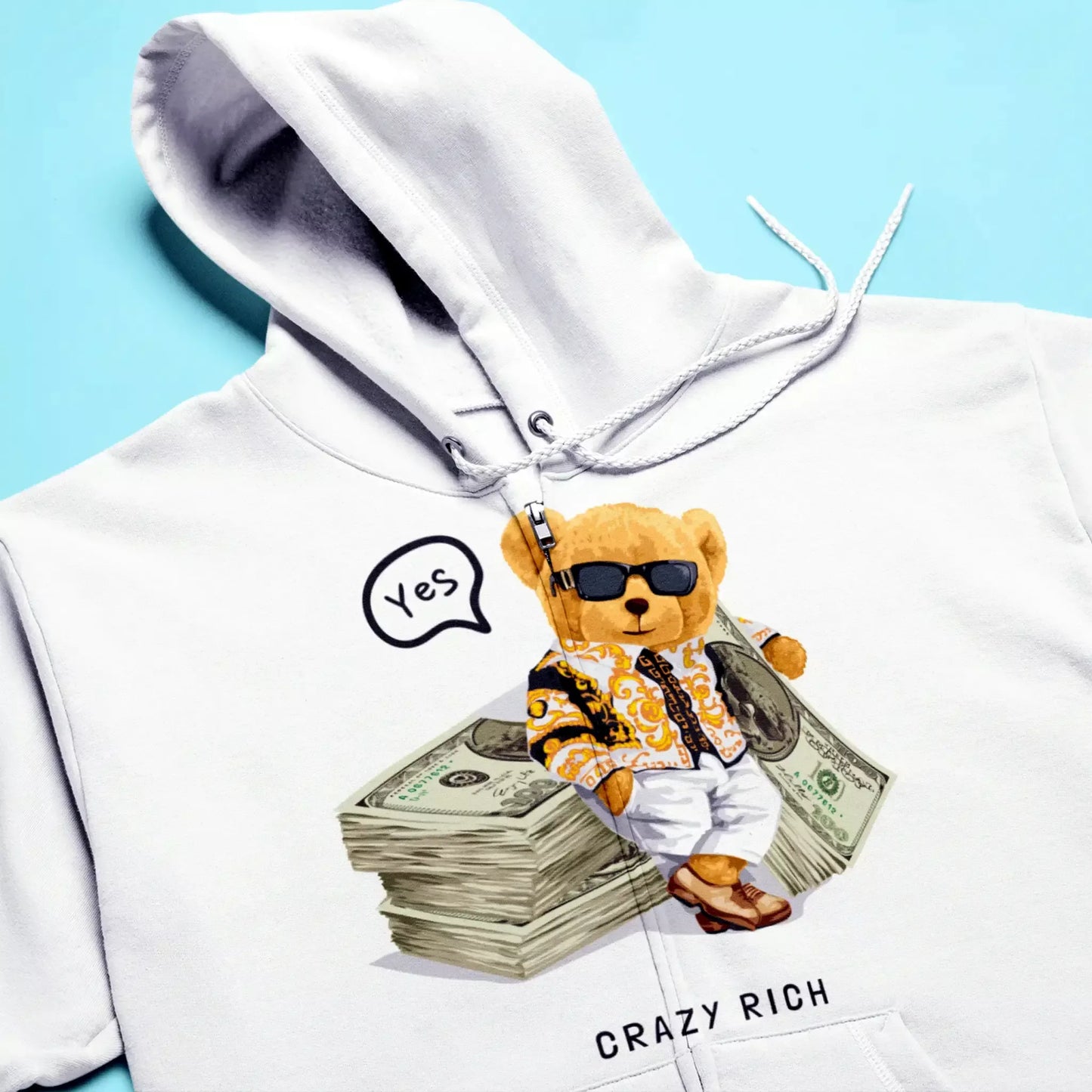 White streetwear hoodie with money-loaded teddy design – Λευκό hoodie με σχέδιο teddy που δείχνει χρηματική υπερβολή