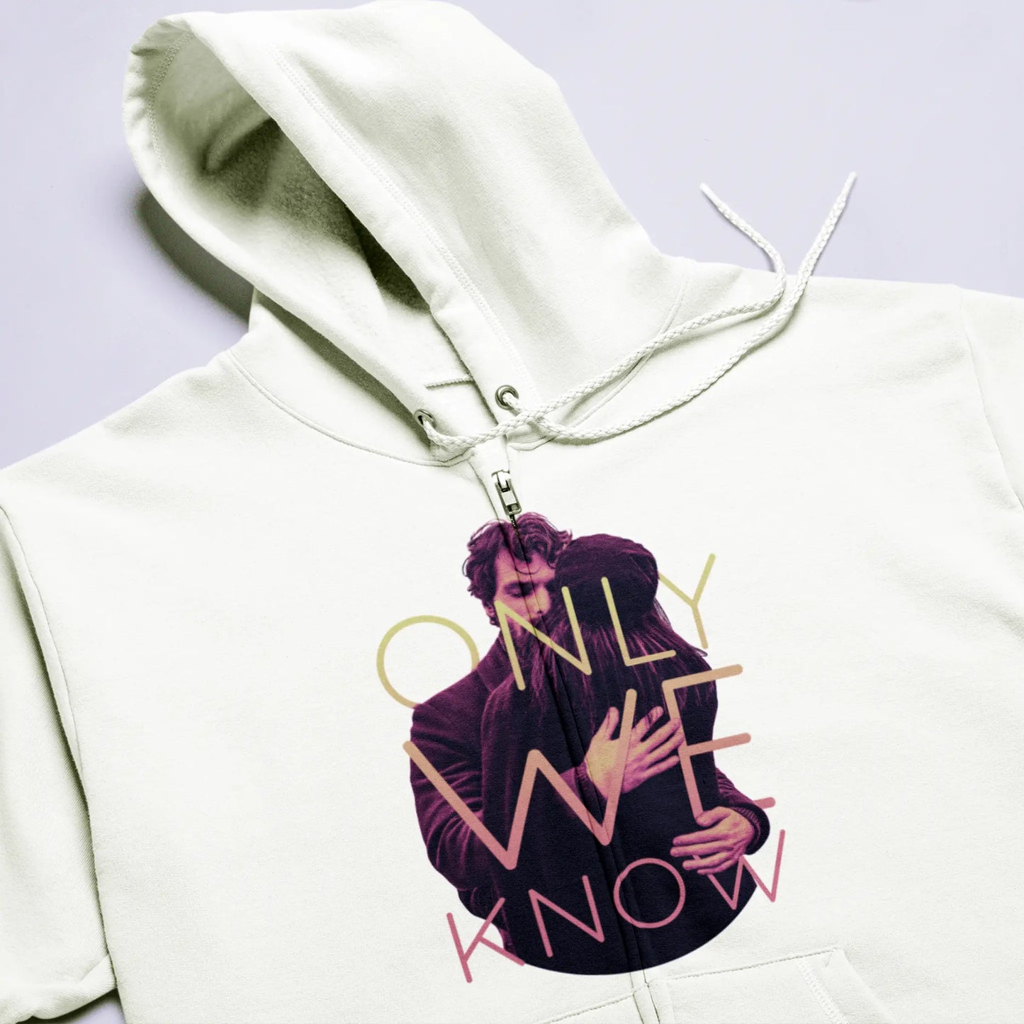 White zip hoodie displaying pure romantic understanding between perfectly matched hearts - Λευκή ζακέτα κουκούλα που εμφανίζει αγνή ρομαντική κατανόηση μεταξύ τέλεια ταιριασμένων καρδιών