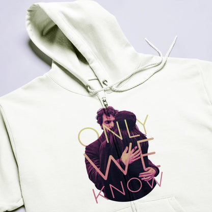 White zip hoodie displaying pure romantic understanding between perfectly matched hearts - Λευκή ζακέτα κουκούλα που εμφανίζει αγνή ρομαντική κατανόηση μεταξύ τέλεια ταιριασμένων καρδιών