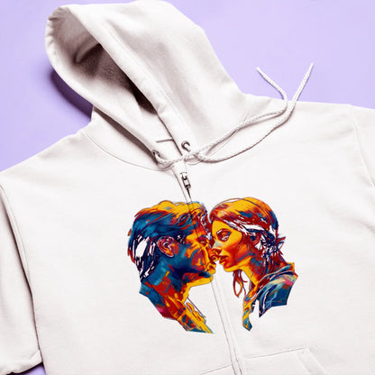 White zip hoodie featuring a colorful romantic kiss illustration – Λευκή ζακέτα κουκούλα με πολύχρωμη ρομαντική εικονογράφηση φιλιού.