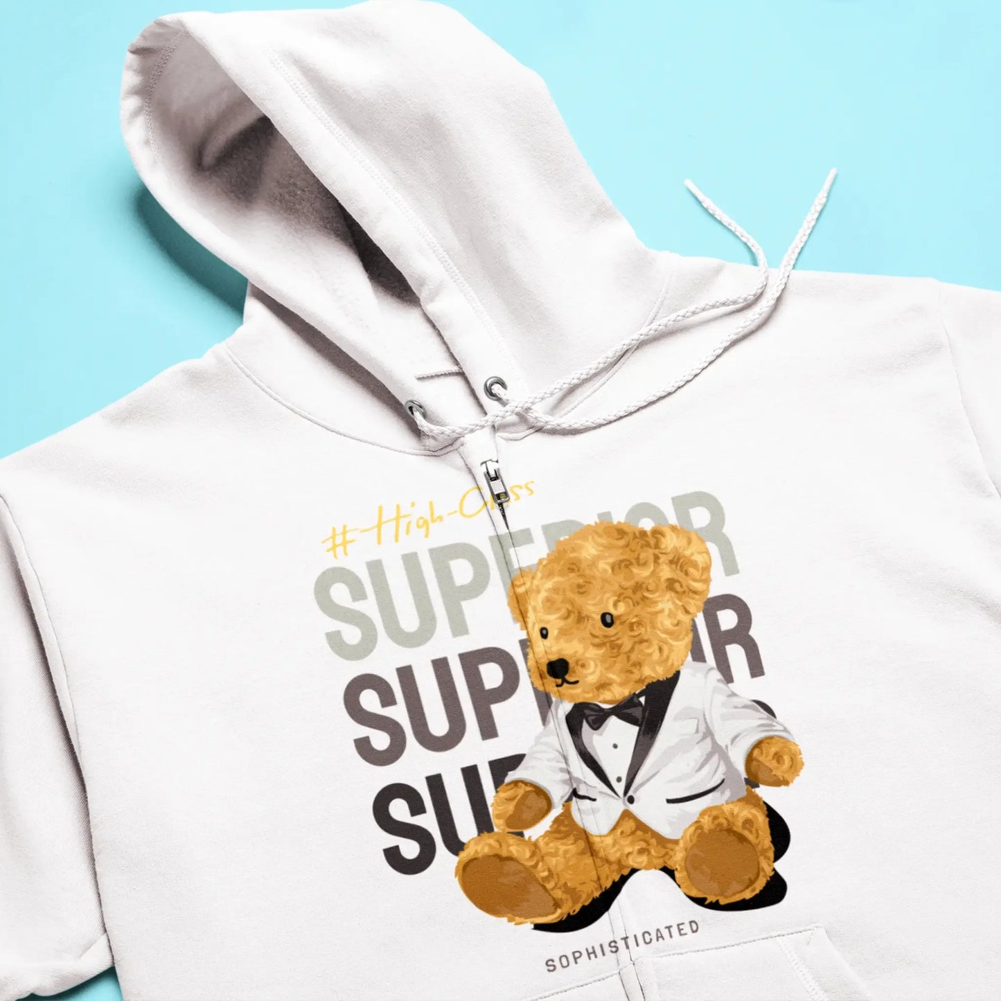White zip hoodie showcasing a high-class teddy bear design – Λευκή ζακέτα με κουκούλα και φερμουάρ με σχέδιο αρκουδάκι υψηλής κλάσης