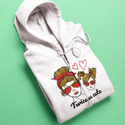 White zip hoodie showcasing cute sunglasses duo and playful hearts – Λευκή ζιπ κουκούλα που αναδεικνύει το χαριτωμένο δίδυμο μαμάς-κόρης και τις παιχνιδιάρικες καρδιές