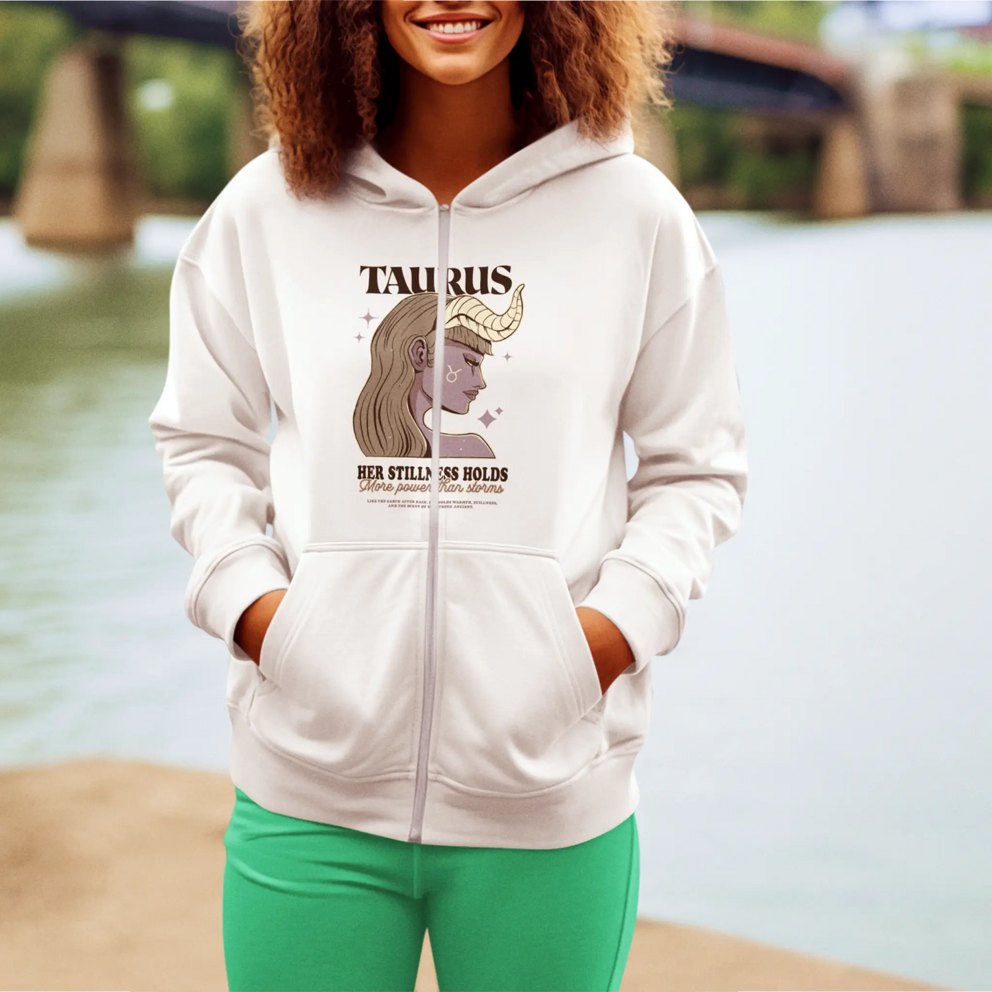 White zip hoodie with detailed Taurus woman profile and calm energy symbolism – Λευκή ζακέτα με λεπτομερές προφίλ Ταυρίνας και συμβολισμό ήρεμης ενέργειας.