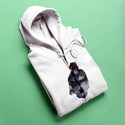 White zip hoodie with dreamy couple hug illustration in lake scene – Λευκή ζακέτα κουκούλα με ονειρική αγκαλιά ζευγαριού σε σκηνή λίμνης.