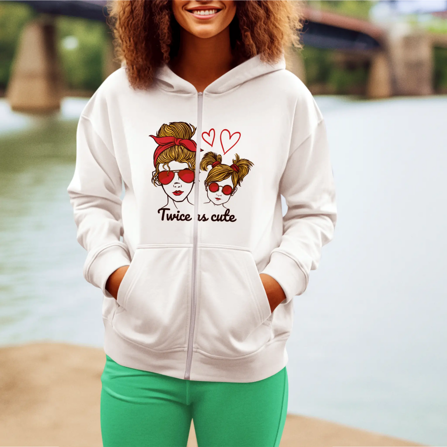 White zip hoodie with mother & daughter in sunglasses, floating hearts – Λευκή ζακέτα με φερμουάρ με μαμά & κόρη με γυαλιά και αιωρούμενες καρδιές