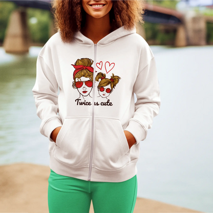 White zip hoodie with mother & daughter in sunglasses, floating hearts – Λευκή ζακέτα με φερμουάρ με μαμά & κόρη με γυαλιά και αιωρούμενες καρδιές