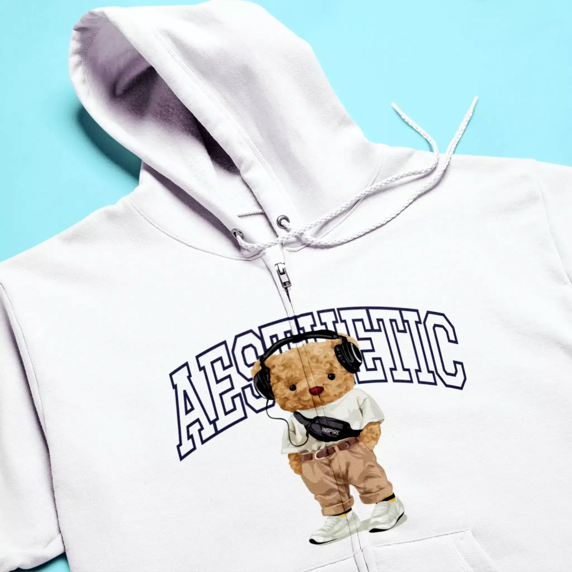 White zip hoodie with teddy in oversized t-shirt – Λευκή ζακέτα με κουκούλα και teddy σε oversized μπλούζα.