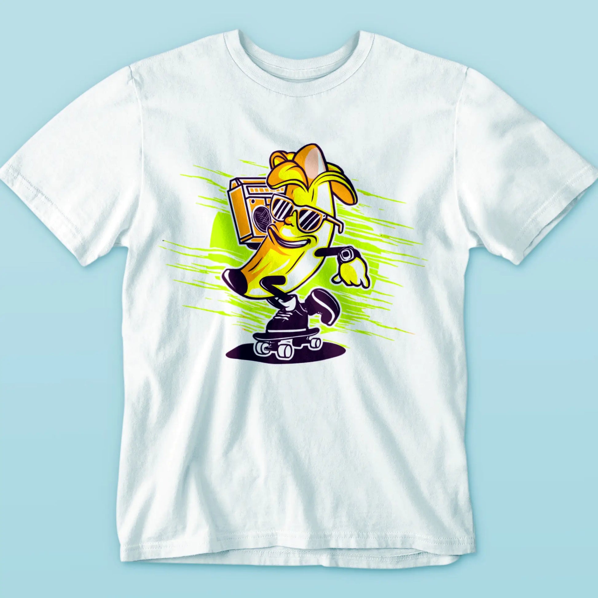 With a cheeky banana riding a scooter, this white tee gives off fresh, youthful vibes and silly charm – Σκανταλιάρικη μπανάνα πάνω σε πατίνι, αυτό το λευκό μπλουζάκι αποπνέει φρέσκα, νεανικά vibes_result