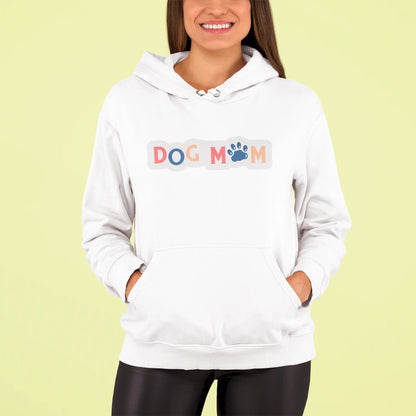 With sleek contrast and clear emotional tone, this white hoodie empowers every devoted dog mom – Με δυναμική αντίθεση και καθαρό συναίσθημα, αυτό το λευκό hoodie ενδυναμώνει κάθε αφοσιωμένη μαμά σκύλου.