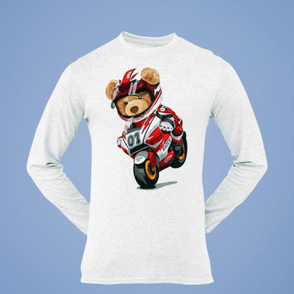 Zoomed-in image of Racer Teddy design on white long-sleeve t-shirt – Μεγέθυνση του σχεδίου Racer Teddy σε λευκή μακρυμάνικη μπλούζα.