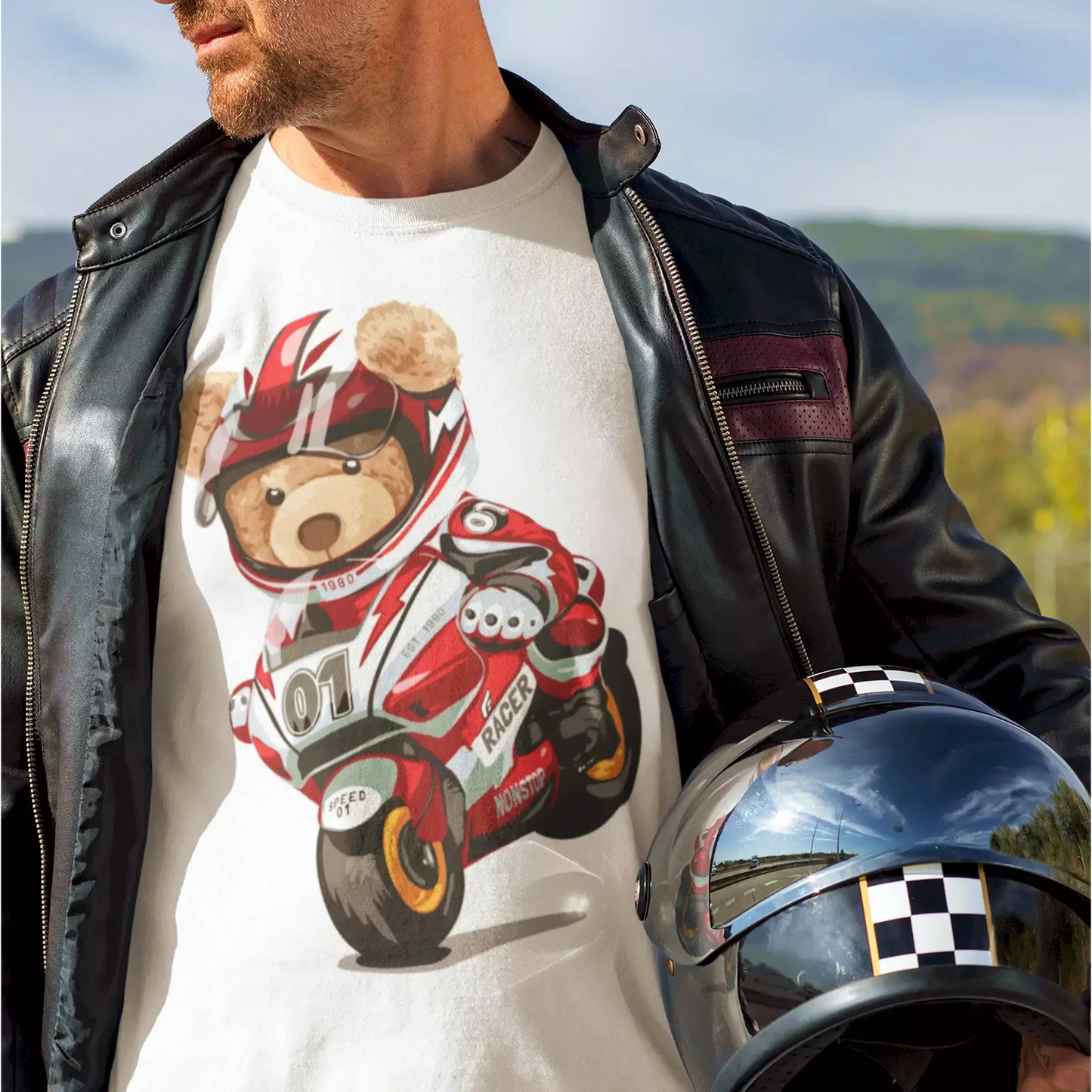 Zoomed-in image of the racer teddy design on white  t-shirt – Μεγέθυνση του σχεδίου αρκουδάκι οδηγός σε λευκή μπλούζα.