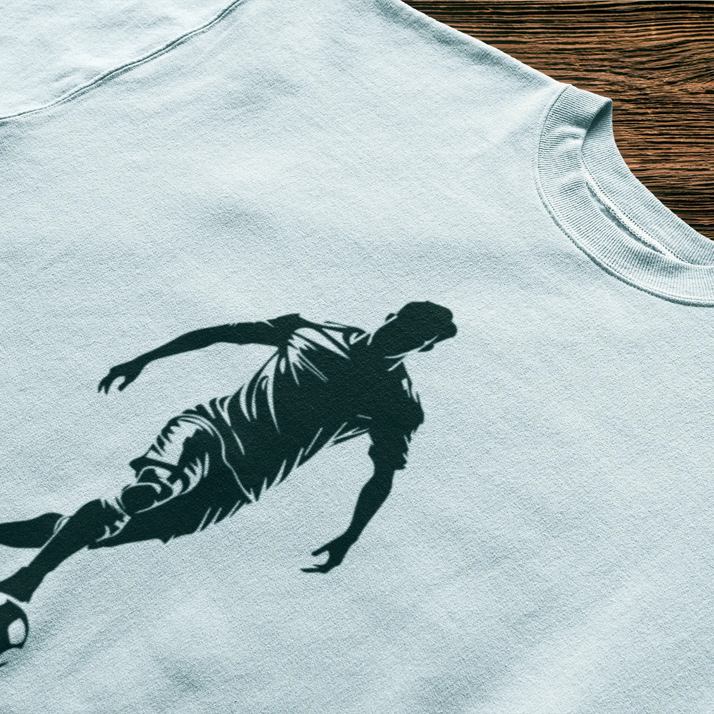 Κλασική λευκή μπλούζα κοντομάνικη με bold football graphics - ideal για casual days με athletic spirit