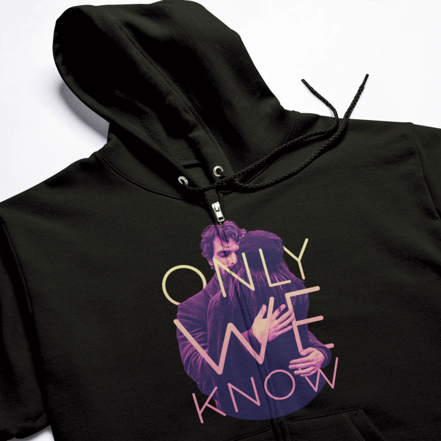 Intimate black zip hoodie showcasing deep connection that grows stronger with time - Οικεία μαύρη ζακέτα κουκούλα που δείχνει βαθιά σύνδεση που δυναμώνει με τον καιρό