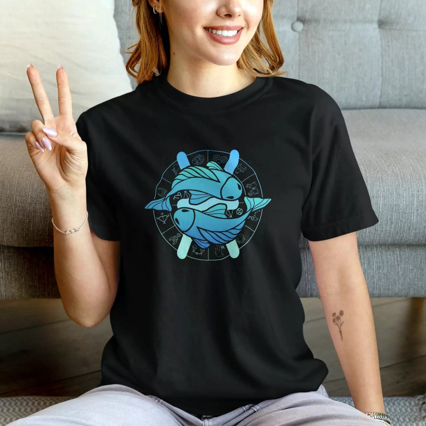 Black t-shirt with Pisces astrology art, perfect for stargazers – Μαύρο μπλουζάκι με αστρολογικό σχέδιο Ιχθύ, ιδανικό για αστροπαρατηρητές