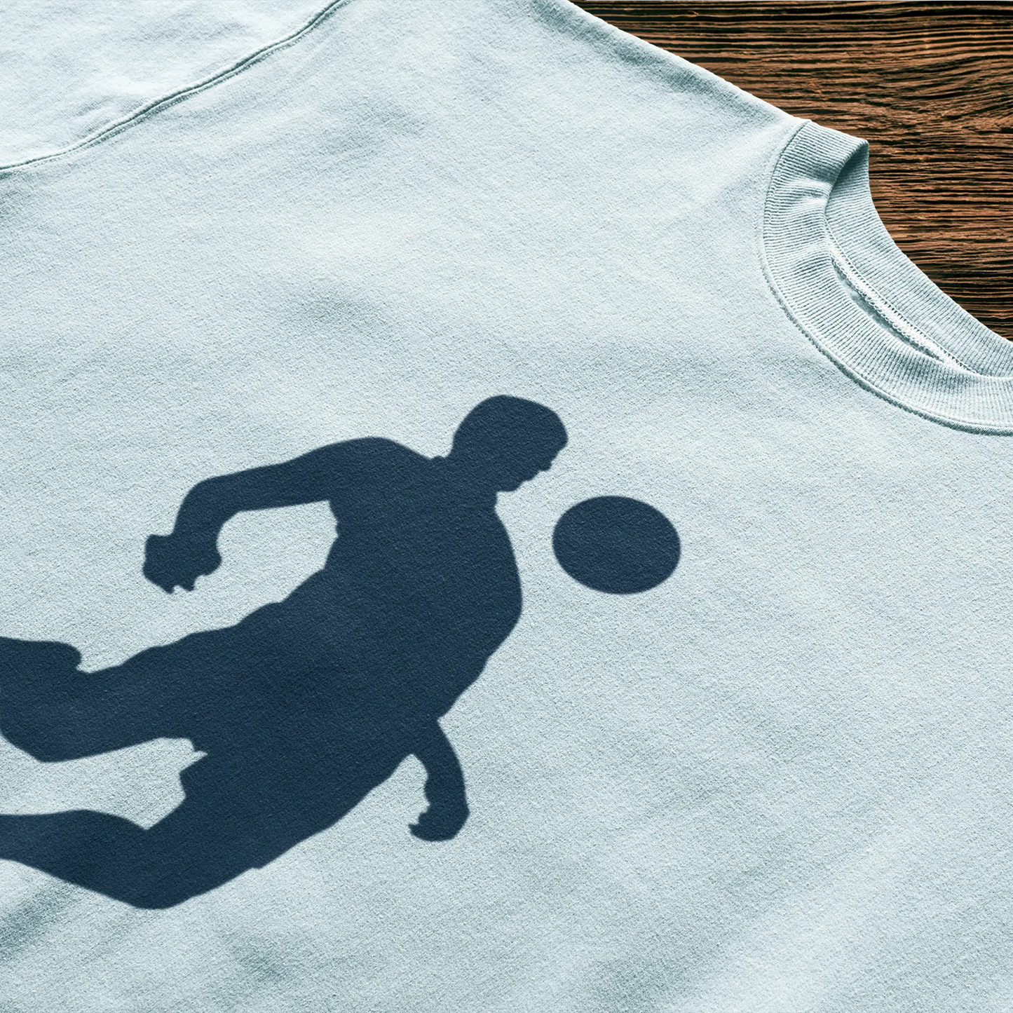 Λευκή μπλούζα με football player silhouette - bold contrast design για sporty casual outfit