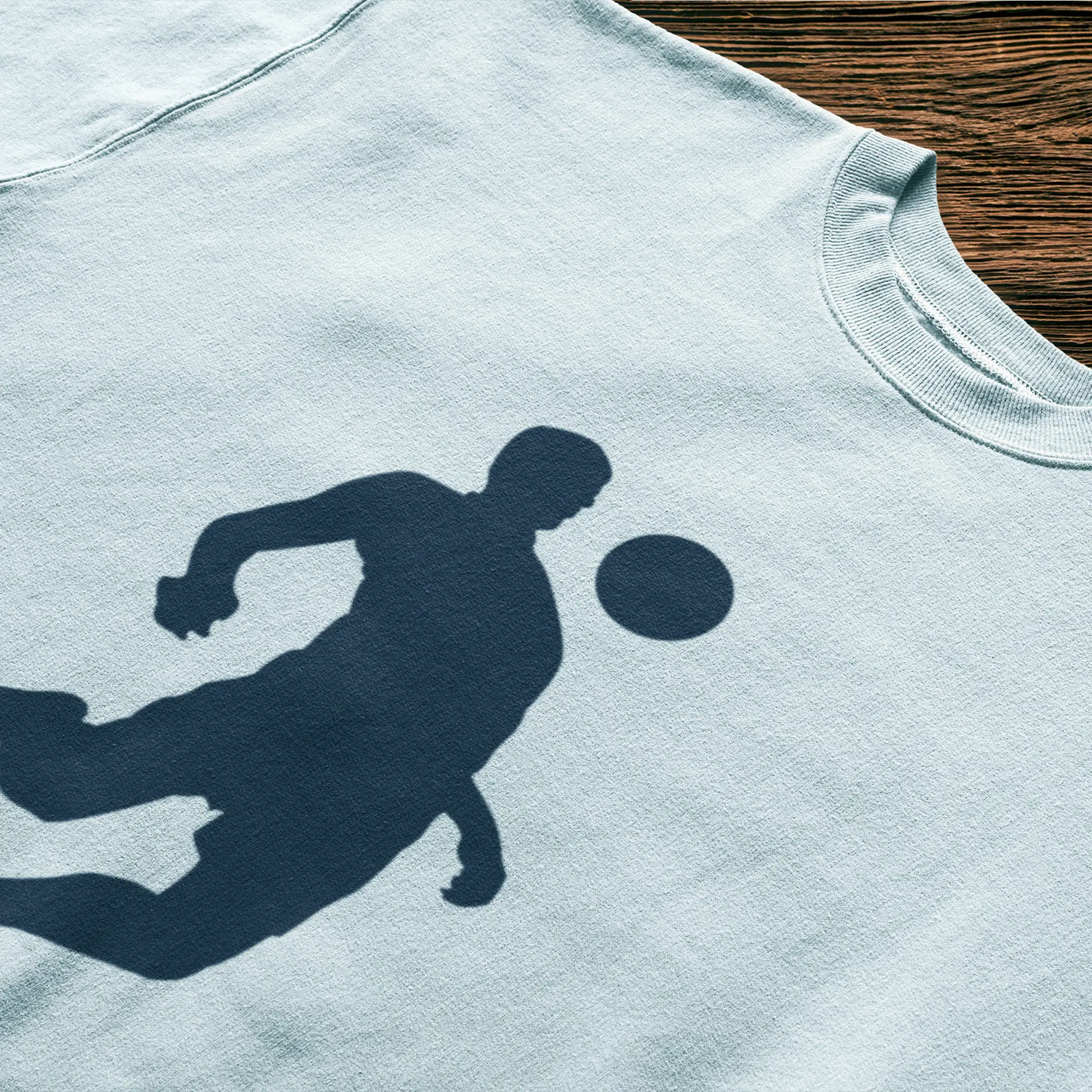 Λευκή μπλούζα με football player silhouette - bold contrast design για sporty casual outfit