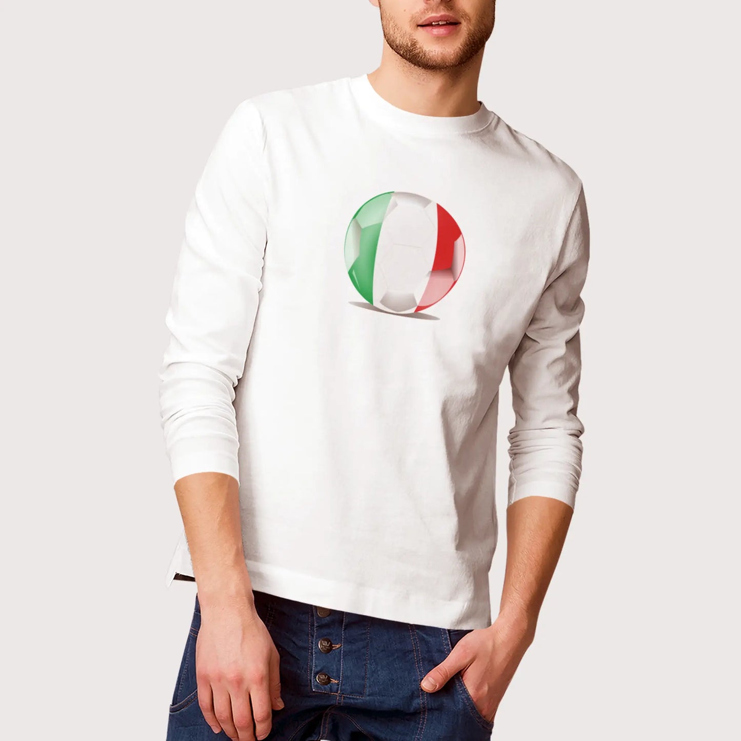 White long sleeve tee with Italy flag ball centered on chest – classic fan look. | Μακρυμάνικη λευκή μπλούζα με τη σημαία της Ιταλίας σε ποδοσφαιρική μπάλα – κλασικό fan look.