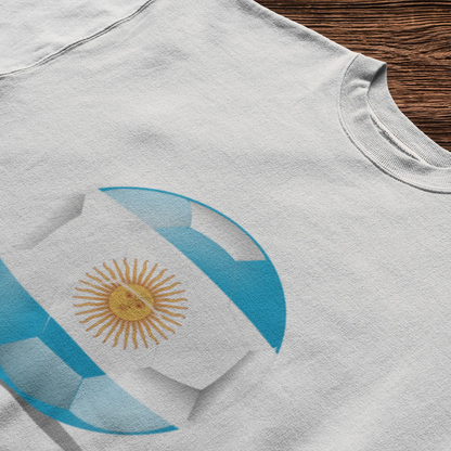 A tribute to Argentine pride and football legacy on a white tshirt – Φόρος τιμής στην αργεντίνικη υπερηφάνεια και ποδοσφαιρική κληρονομιά σε λευκό μπλουζάκι