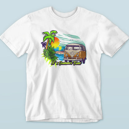 Λευκό κλασικό t-shirt που φωτίζει το πολύχρωμο It's Summer Time print με την vintage κλούβα